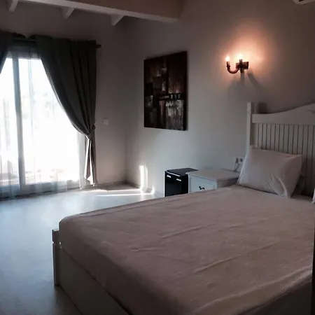 Erythros Boutique 3*