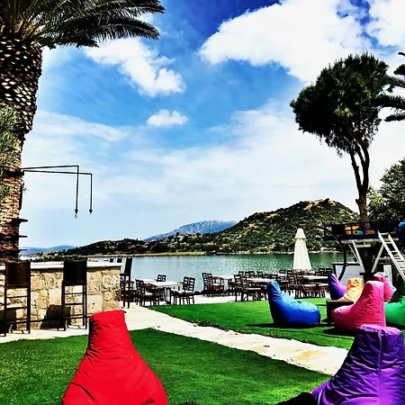 Erythros Boutique 3*