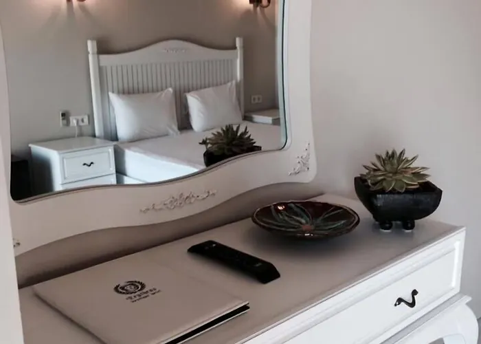 Erythros Boutique Ildir