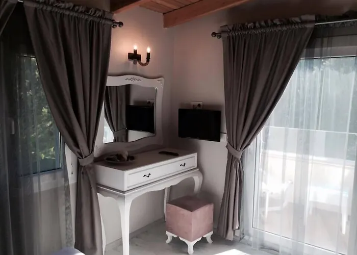 Erythros Boutique Hotel 3*