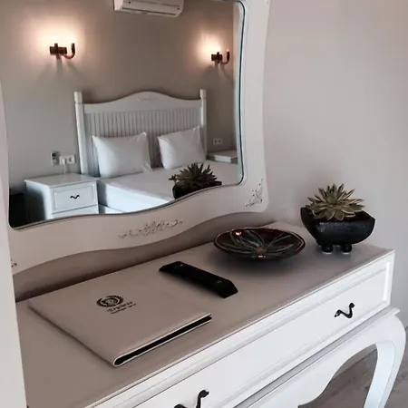 Erythros Boutique Ildir